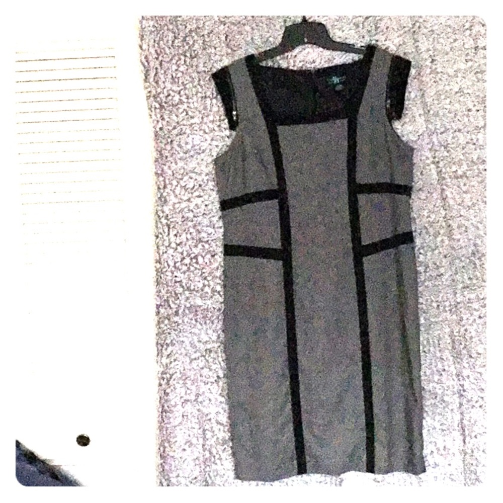 💜 Gray short sleeve dress with black piping.💜